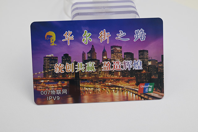 各店老板怎么選擇一個(gè)高質(zhì)量，低價(jià)格又設(shè)計(jì)絕對(duì)吸人眼球的校園卡呢？？？